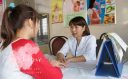 Tư vấn sức khỏe cho phụ nữ trong độ tuổi sinh sản tại Trung tâm Chăm sóc sức khỏe sinh sản tỉnh Đăk Lăk. Ảnh: TL